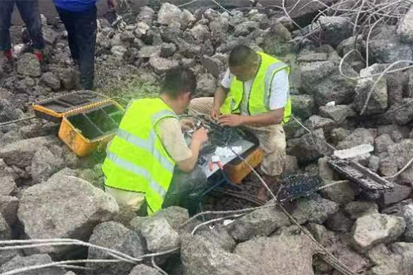 天津移动通信保障人员正在对通信光缆进行紧急抢修。天津移动供图
