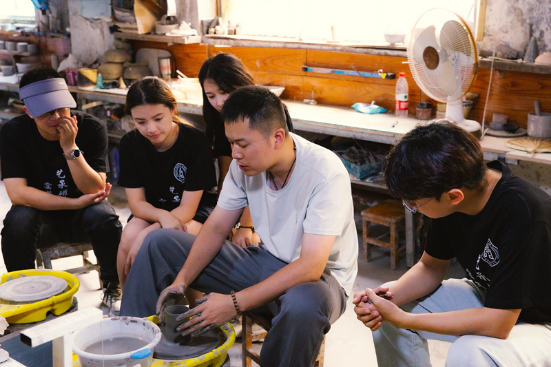 實踐團成員在峰峰礦區異品坊學習體驗拉坯技術。