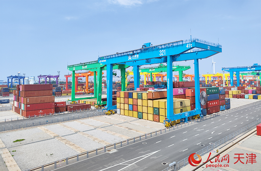 天津港北疆港區C段智能化集裝箱碼頭岸橋色彩繽紛，令人眼前一亮。人民網 郭維瑾攝