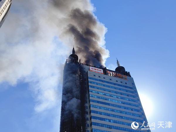 大厦冒出黑烟。人民网记者 崔新耀摄