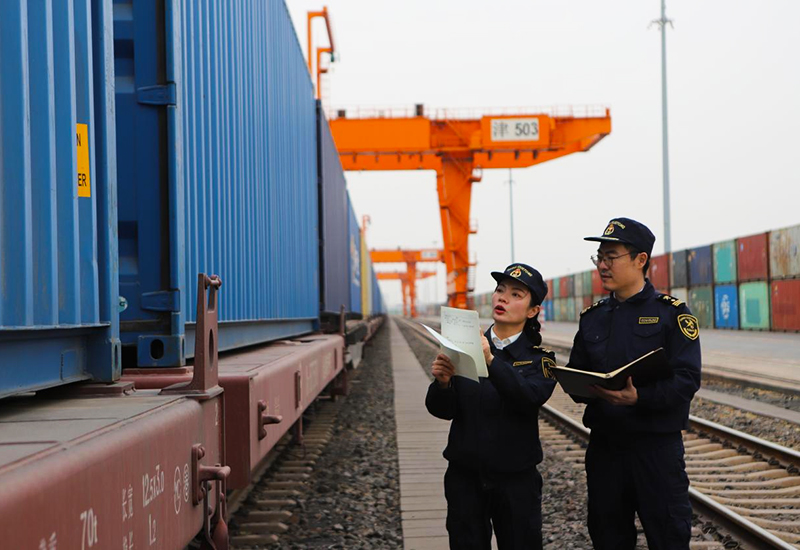 天津海关关员对即将发运的中欧班列进行现场监管。天津海关供图