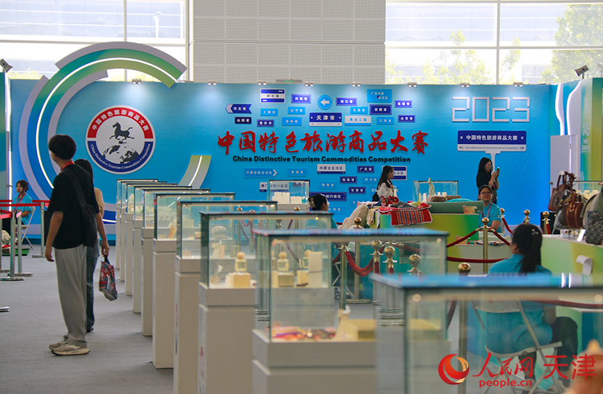 中國特色旅游商品在旅博會上與觀眾見面。人民網記者 孫一凡攝