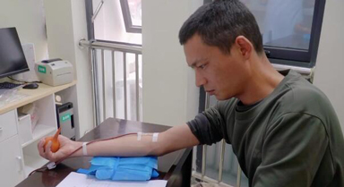 边防官兵为急需用血的病人献血