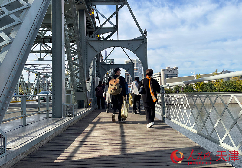 解放橋上，行人步履匆匆。人民網記者 唐心怡攝