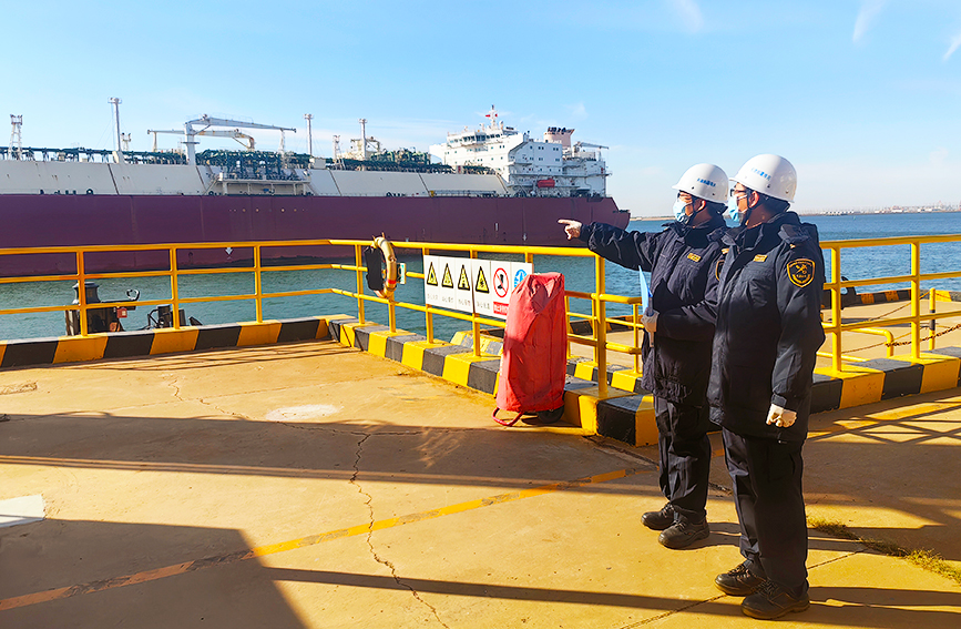 天津南疆海關關員在LNG碼頭即將登臨入境船舶。天津海關供圖