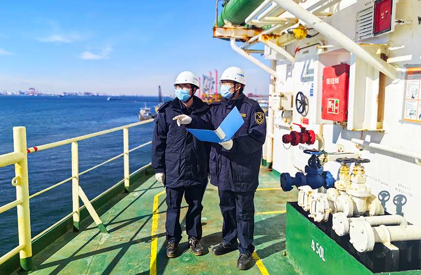 天津南疆海關關員在入境LNG船舶甲板實地檢查接卸准備工作進程。天津海關供圖