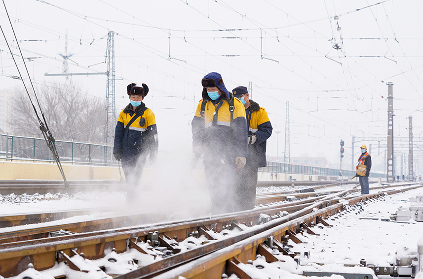 北京鐵路局天津工務段積極應對降雪天氣，及時啟動降雪紅色預警，出動值守人員320余人次，對重點岔區進行除雪，確保運輸安全暢通。北京鐵路局天津工務段供圖