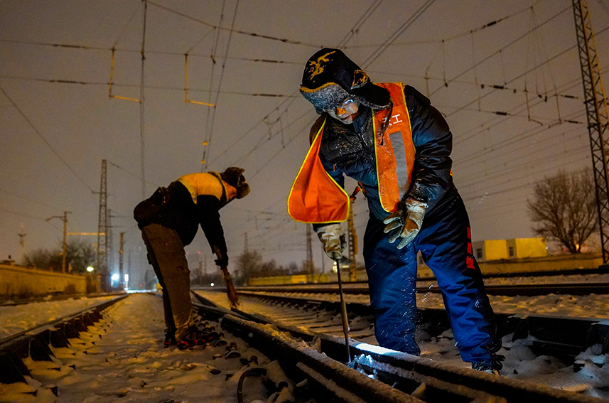 北京鐵路局天津工務段積極應對降雪天氣，及時啟動降雪紅色預警，出動值守人員320余人次，對重點岔區進行除雪，確保運輸安全暢通。北京鐵路局天津工務段供圖