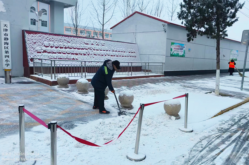 今天凌晨4點30分起，天津市各區組織開始人工清雪作業，目前已出動一線作業人員6400余人。天津市城市管理委供圖