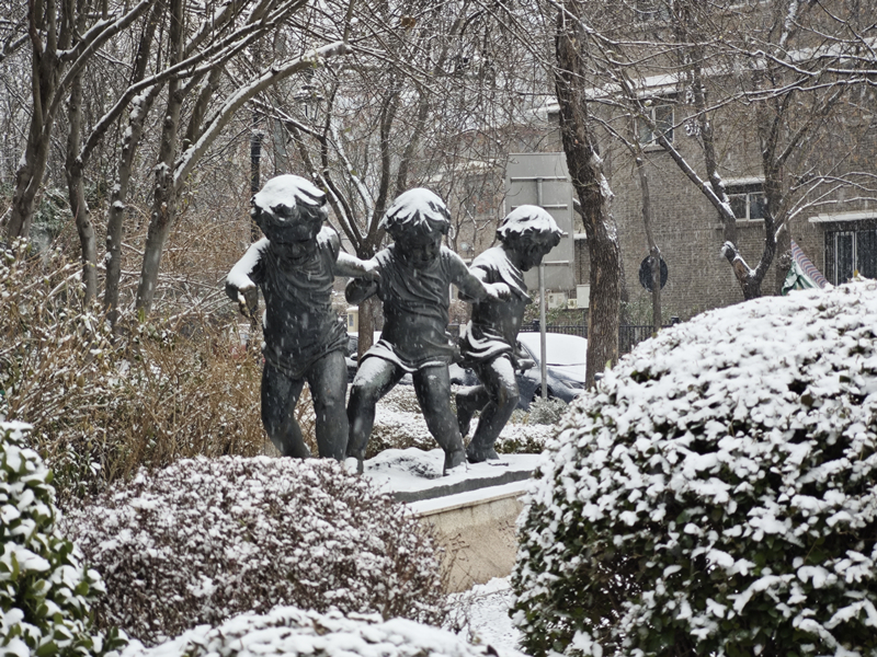 雪落在塑像上。人民網記者 孫一凡攝