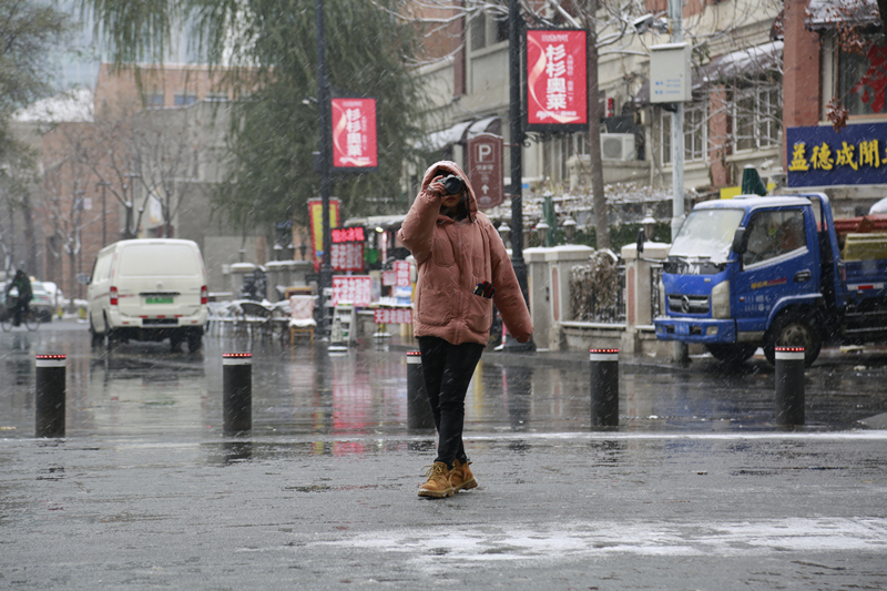 市民雪中拍照。人民網記者 崔新耀攝