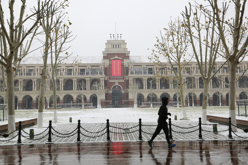雪景中的民园广场。人民网记者 崔新耀摄