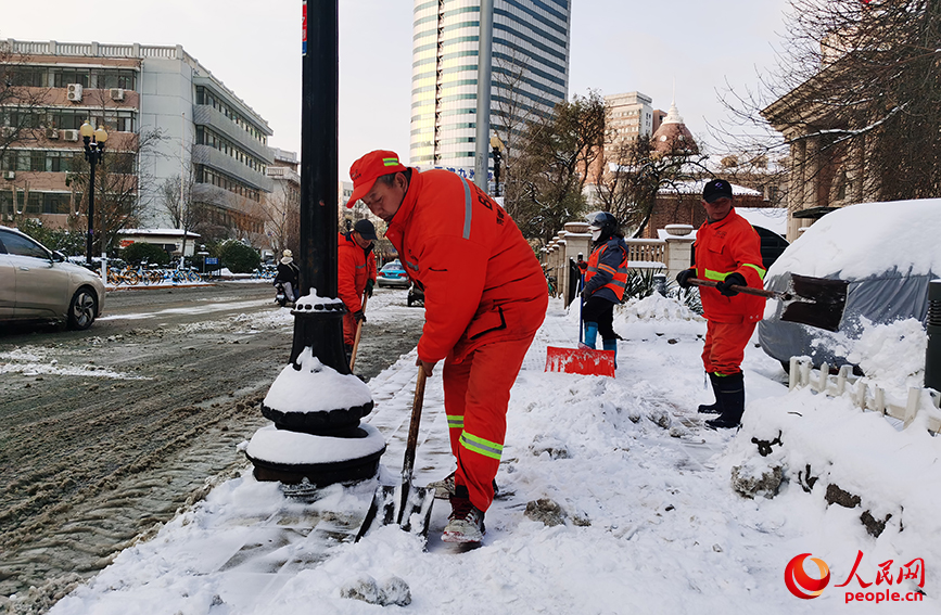 环卫工人正在清理积雪。人民网记者 陶建摄