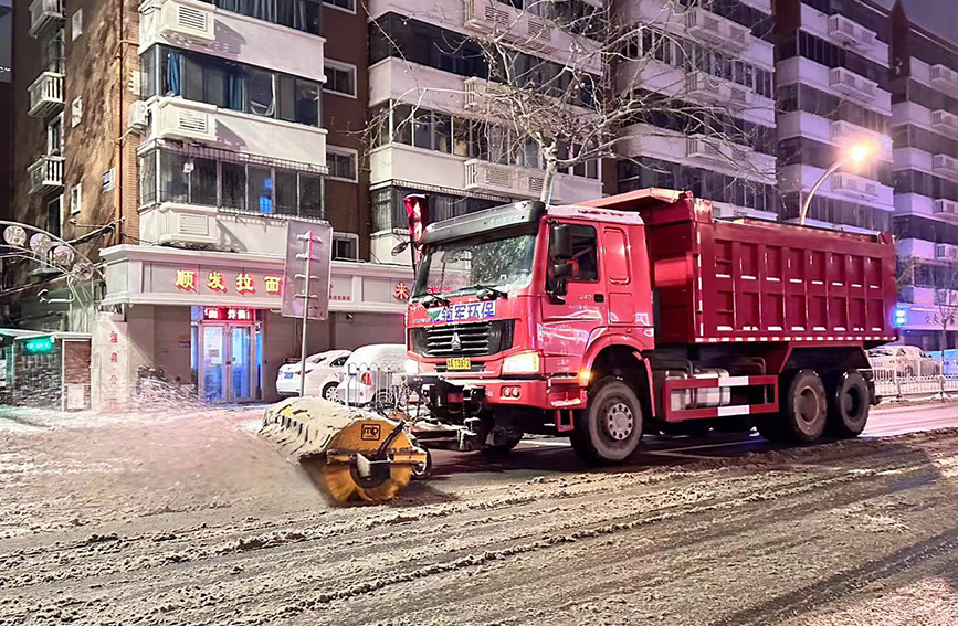 各区持续加强机械清融雪力量，坚持先清再融，连夜战冰雪。天津市城市管理委供图