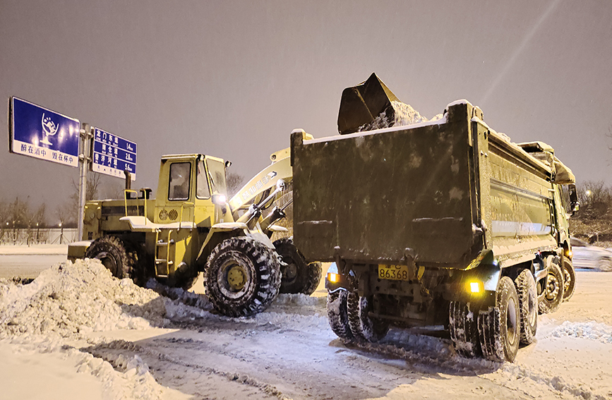 各區持續加強機械清融雪力量，堅持先清再融，連夜戰冰雪。天津市城市管理委供圖