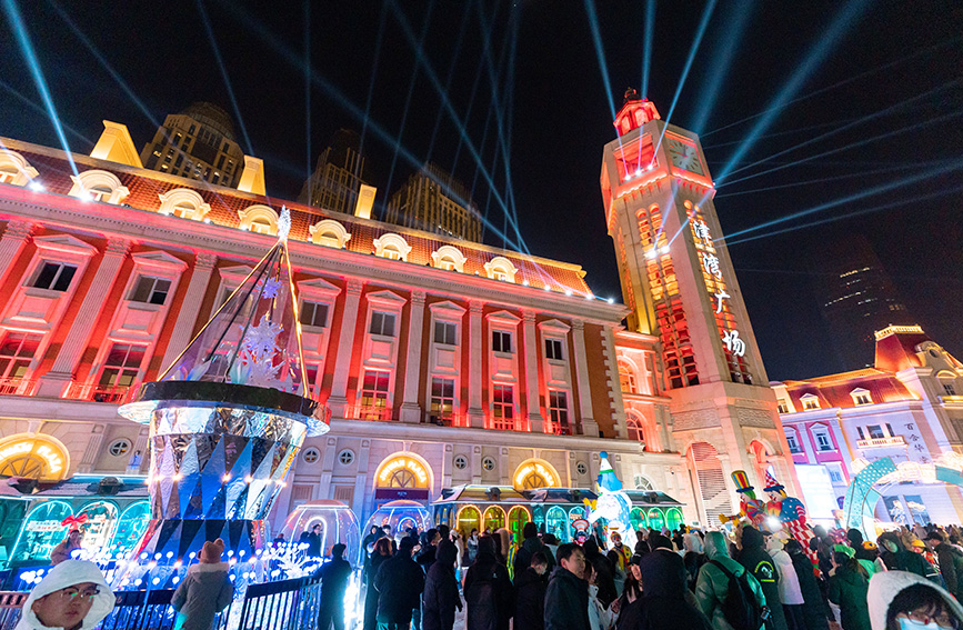 元旦期間，天津市和平區津灣廣場推出“跨年飄雪津灣夜”主題活動，迎接新年到來。津灣廣場供圖