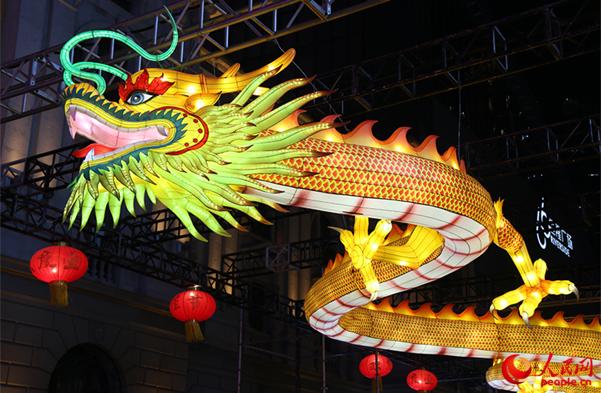 一條長約30米的“中國龍”花燈裝點城市夜空。實習生 王鑫哲攝