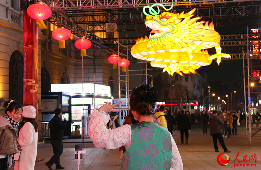 花燈“中國龍”吸引了眾多游客前來“打卡”。實習生 王鑫哲攝
