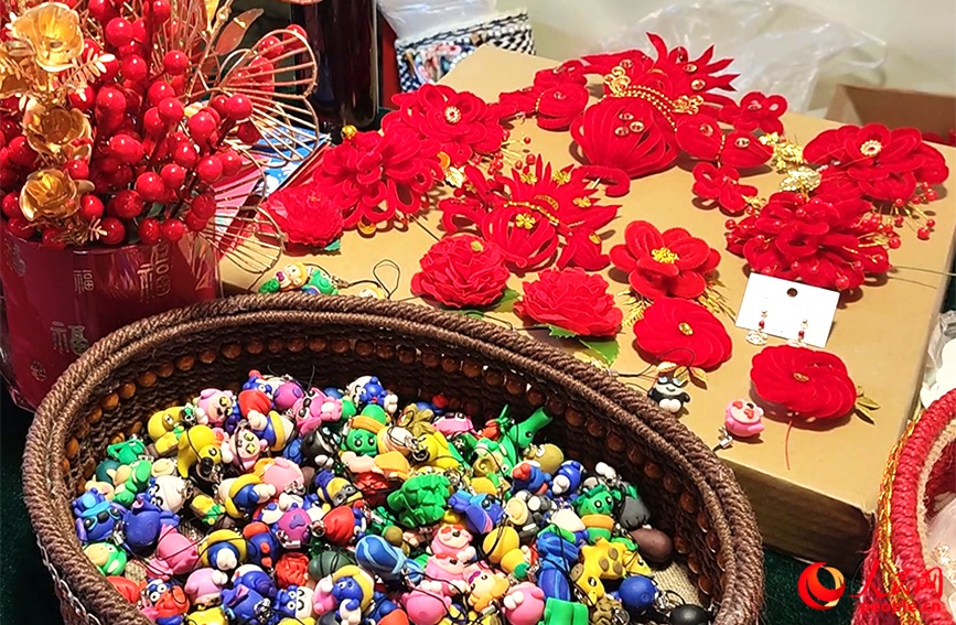 傳統年貨“紅絨花”備受歡迎。人民網 郭維瑾攝