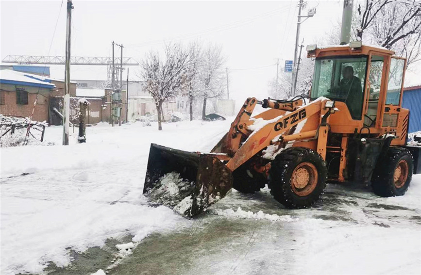 市清雪指揮部組織清雪工作。市城市管理委供圖