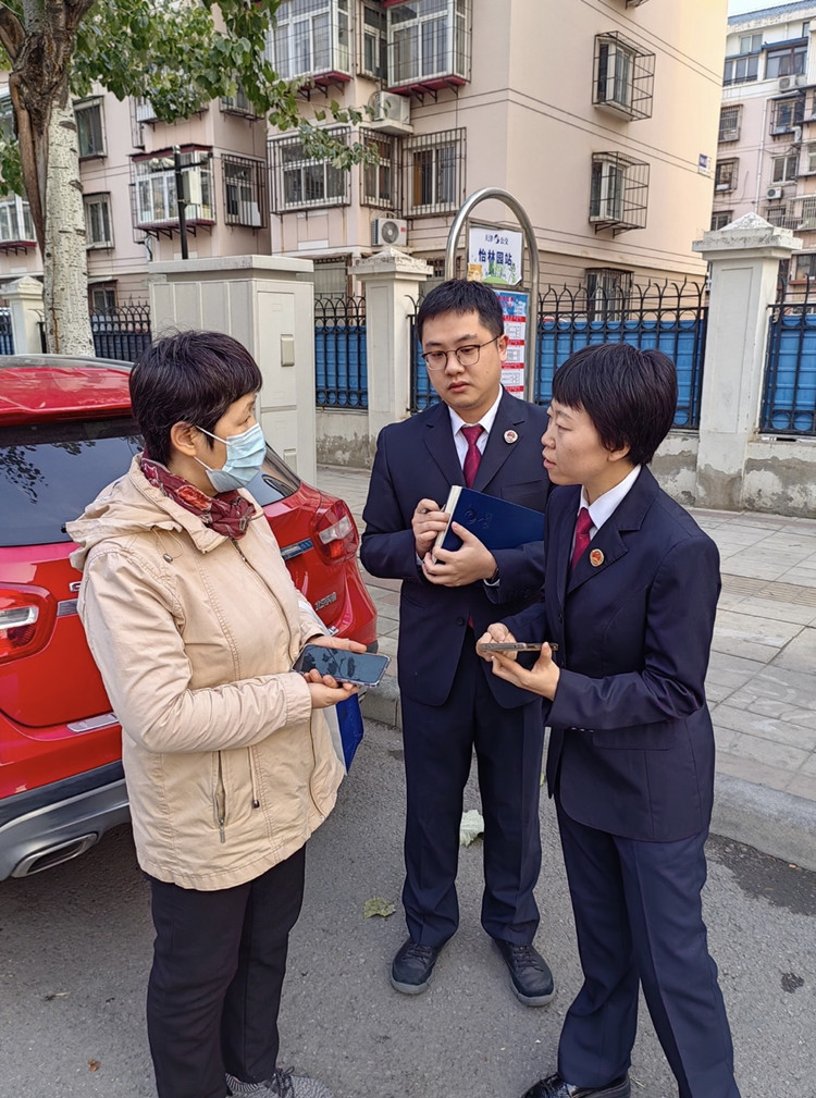 就部分公交車嚴重影響視障人士日常出行問題，天津市人民檢察院工作人員在一線開展調研。天津市人民檢察院供圖