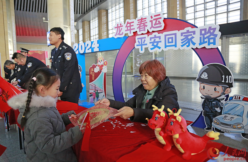 天津鐵路公安處在天津站候車廳開展春運首日宣傳活動。人民網記者 崔新耀攝