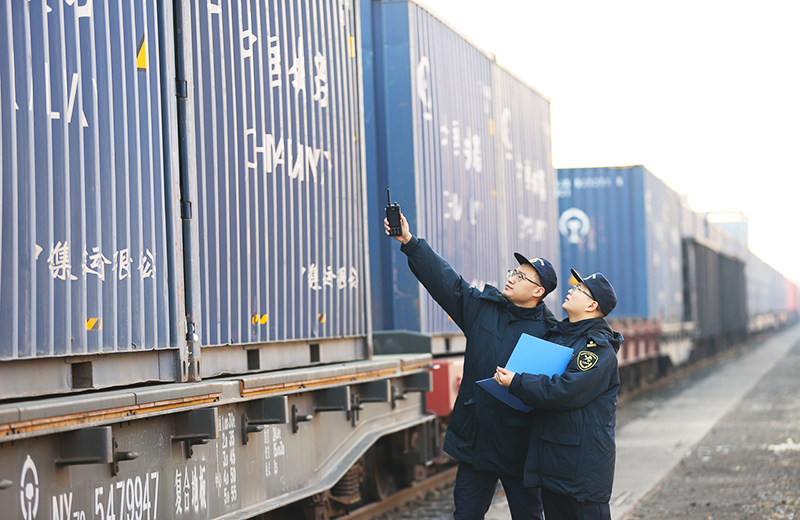 天津新港海關關員對運用“鐵路快速通關”模式通關的中歐班列進行現場監管。都業良攝