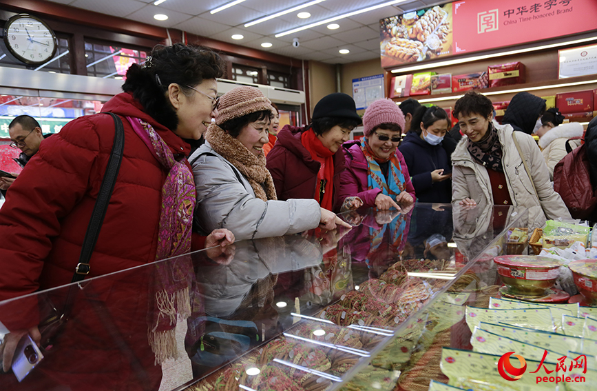 食品店内，各式大麻花吸引了市民的目光。人民网记者 崔新耀摄