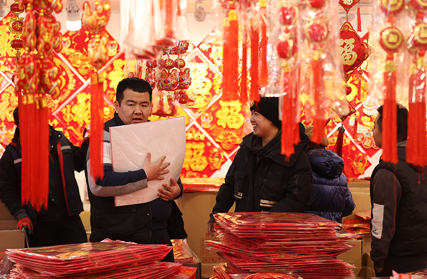 天津市大胡同年貨市場人氣旺，市民挑選採購心儀的年貨商品。朱雙銀攝