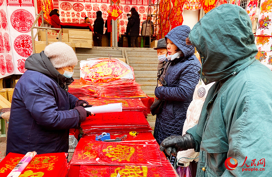 天津市大胡同年貨市場人氣旺，市民挑選採購心儀的年貨商品。人民網記者 唐心怡攝