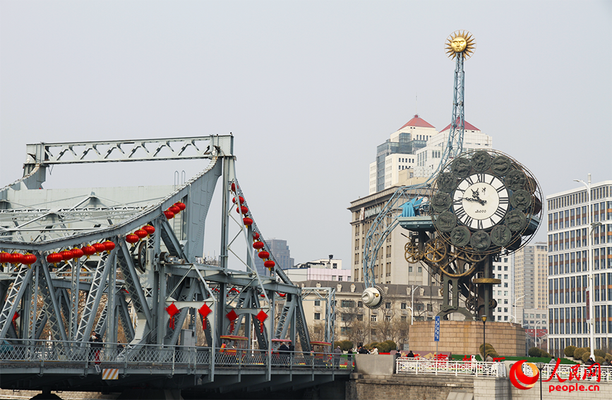 天津解放桥挂起灯笼、中国结迎新春。人民网 郭维瑾摄