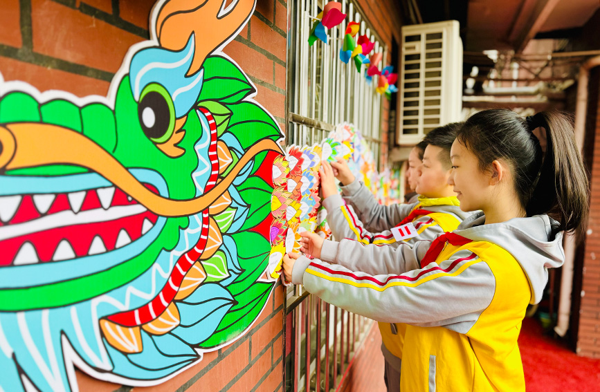 天津市和平区中心小学学生结合假期收获和新学期目标制作成“龙鳞卡片”，组成大型长龙。田鹏摄