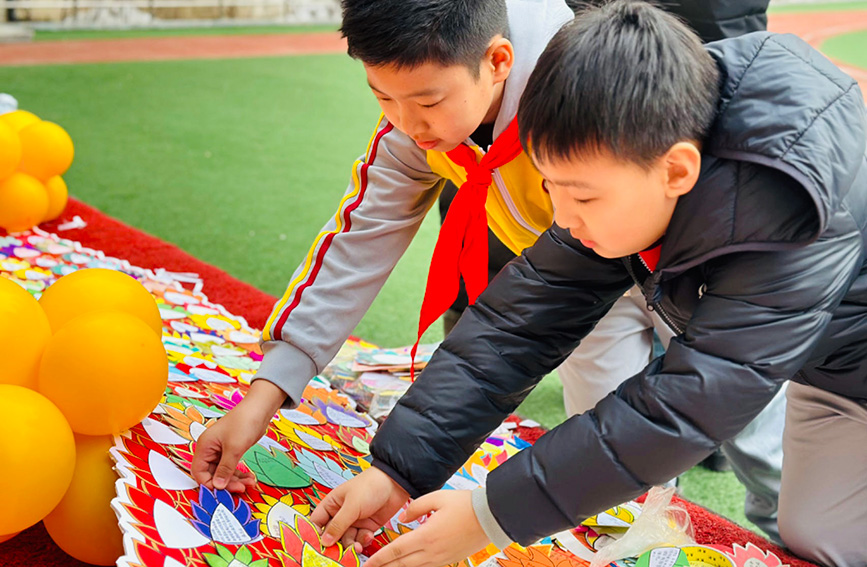 天津市和平区中心小学学生结合假期收获和新学期目标制作成“龙鳞卡片”，组成大型长龙。王润田摄