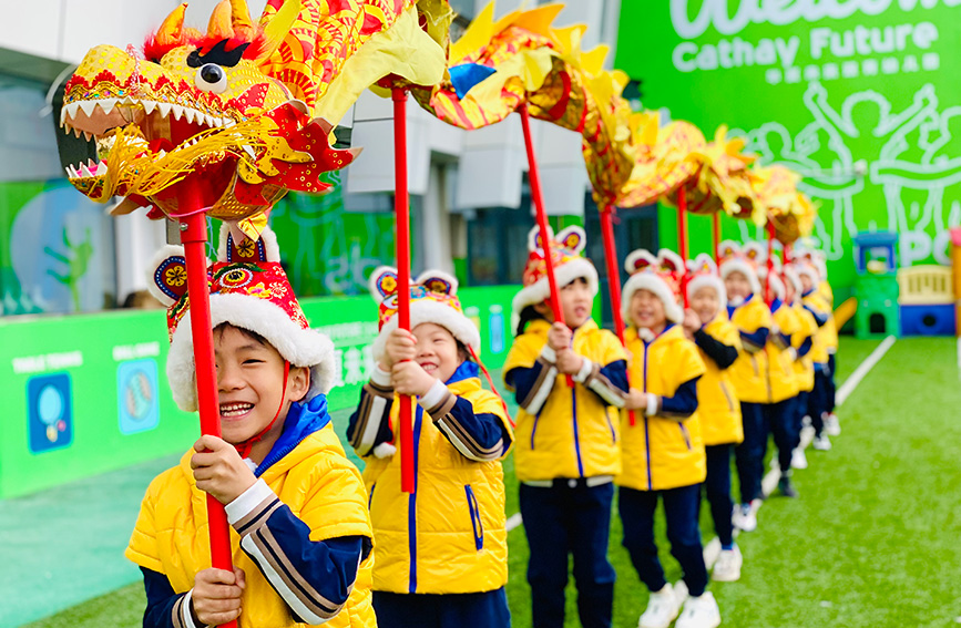 天津華夏未來雙育幼兒園萌娃舞龍。賈蕭攝