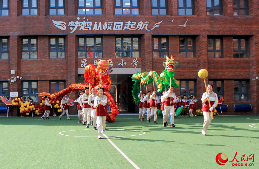 由天津市和平区昆明路小学五六年级学生组成的两支舞龙队展示“龙之力量”舞龙表演。人民网记者 张静淇摄