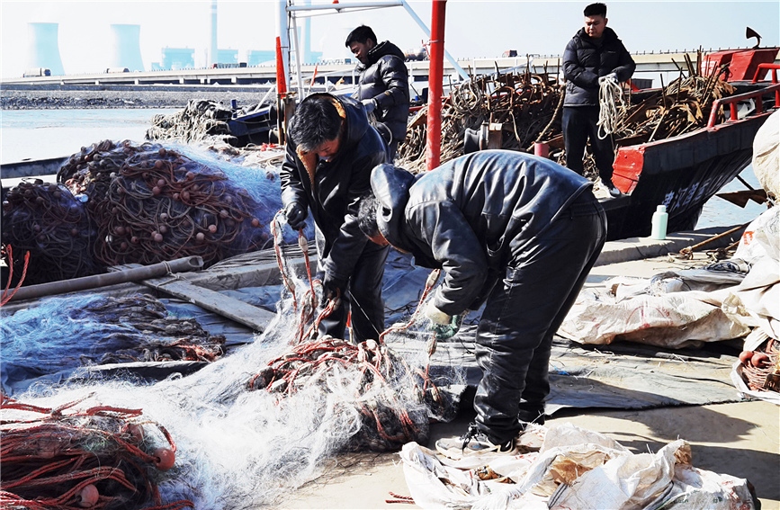 漁民整理網具。戈榮喜攝