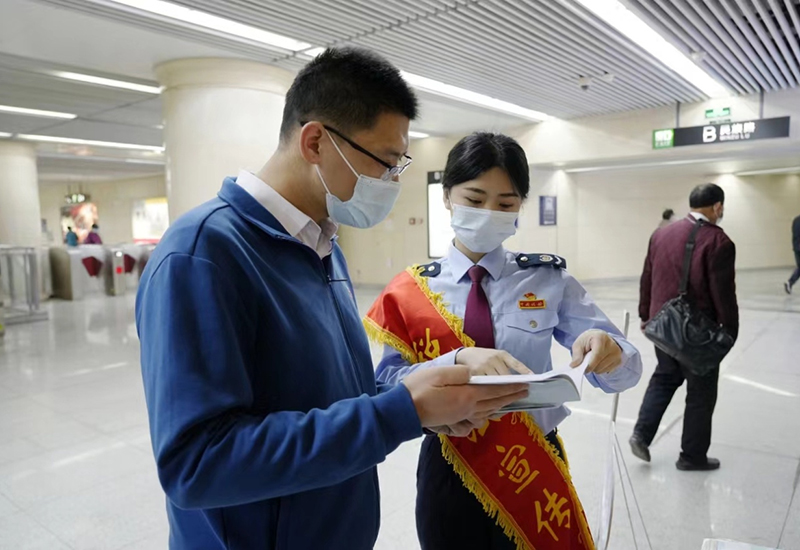 近日，國家稅務總局天津市河北區稅務局“北稅志願服務隊”隊員開展個人所得稅APP專項附加扣除、大學生創業稅收優惠等專題宣傳活動。圖為稅務干部深入地鐵站、商圈發放稅收知識宣傳資料。天津市稅務局供圖