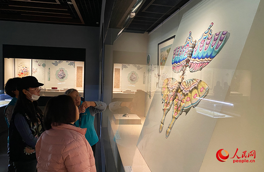 天津博物館館藏二十四節氣文物精華展現場游客絡繹不絕。人民網記者 唐心怡攝