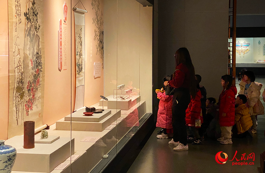 天津博物馆馆藏二十四节气文物精华展现场游客络绎不绝。人民网记者 唐心怡摄