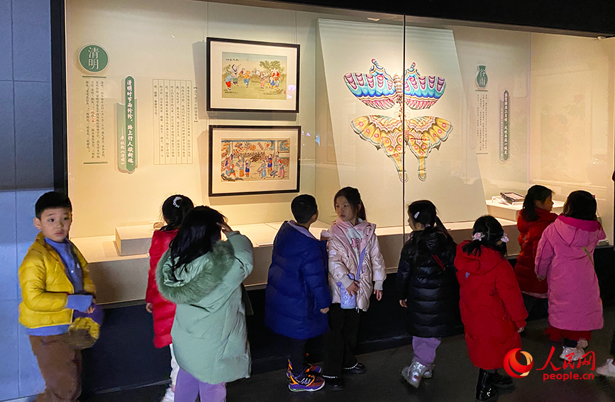 天津博物馆馆藏二十四节气文物精华展现场游客络绎不绝。人民网记者 唐心怡摄