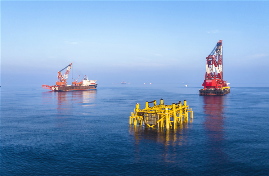 亚洲第一深水导管架“海基二号”海上安装就位。海油工程供图