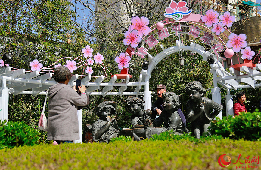 游客在五大道花壇前拍照。人民網記者 崔新耀攝