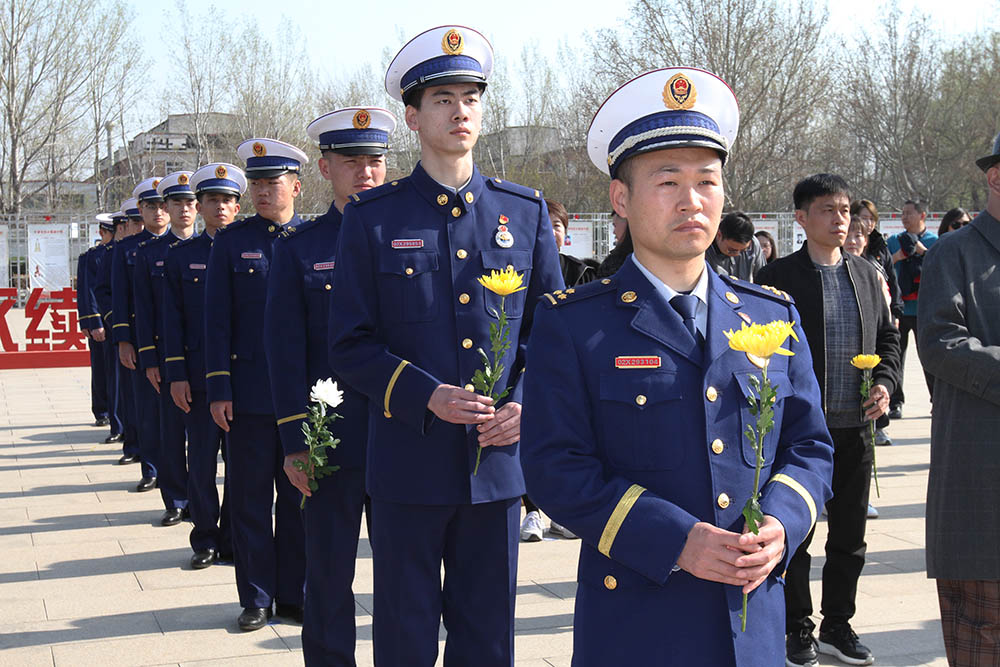 清明祭英烈活动现场。梁永摄