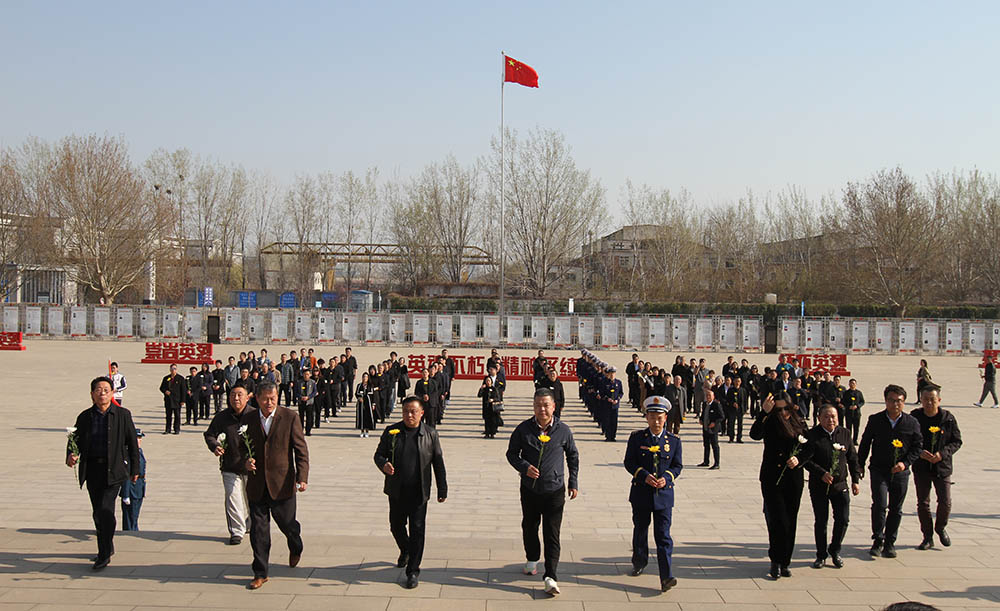 清明祭英烈活动现场。梁永摄