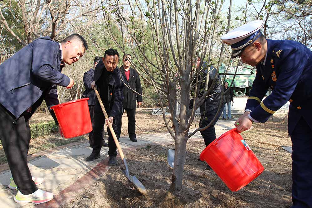 參加活動人員在天津市烈士陵園植樹澆水。梁永攝