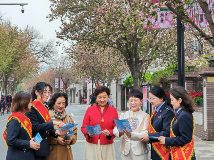 税务干部开展税法宣传。天津市税务局第四稽查局供图