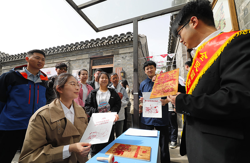市民参与杨柳青年画娃娃的制作体验。西青区委宣传部供图