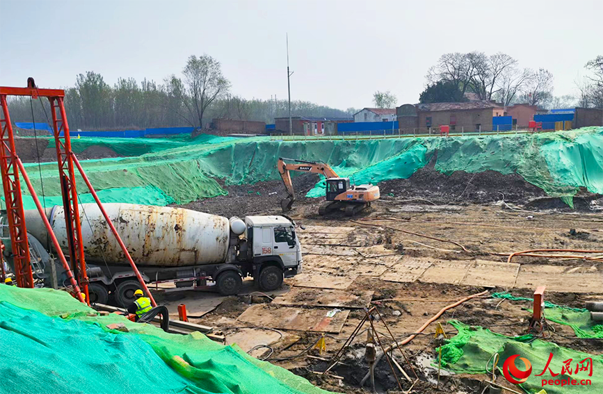 静海区良王庄泵站改扩建工程项目正在进行试验桩灌注。人民网 郭维瑾摄