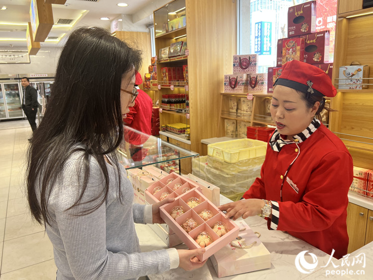 一位顾客在桂顺斋总店购买“海棠花酥”礼盒。人民网记者 孙翼飞摄