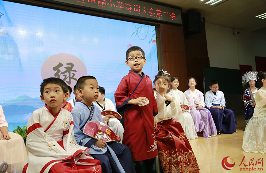 在诗词“飞花令”环节中，田丽小学各年级的学生们踊跃接龙。人民网记者 崔新耀摄